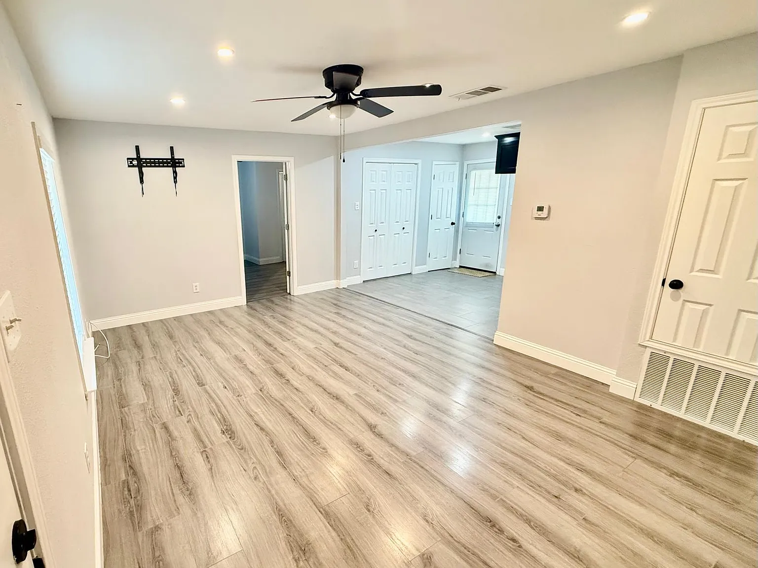 3 bed, 1.5 bath, 1131 sqft, $2,100 — Photo 2