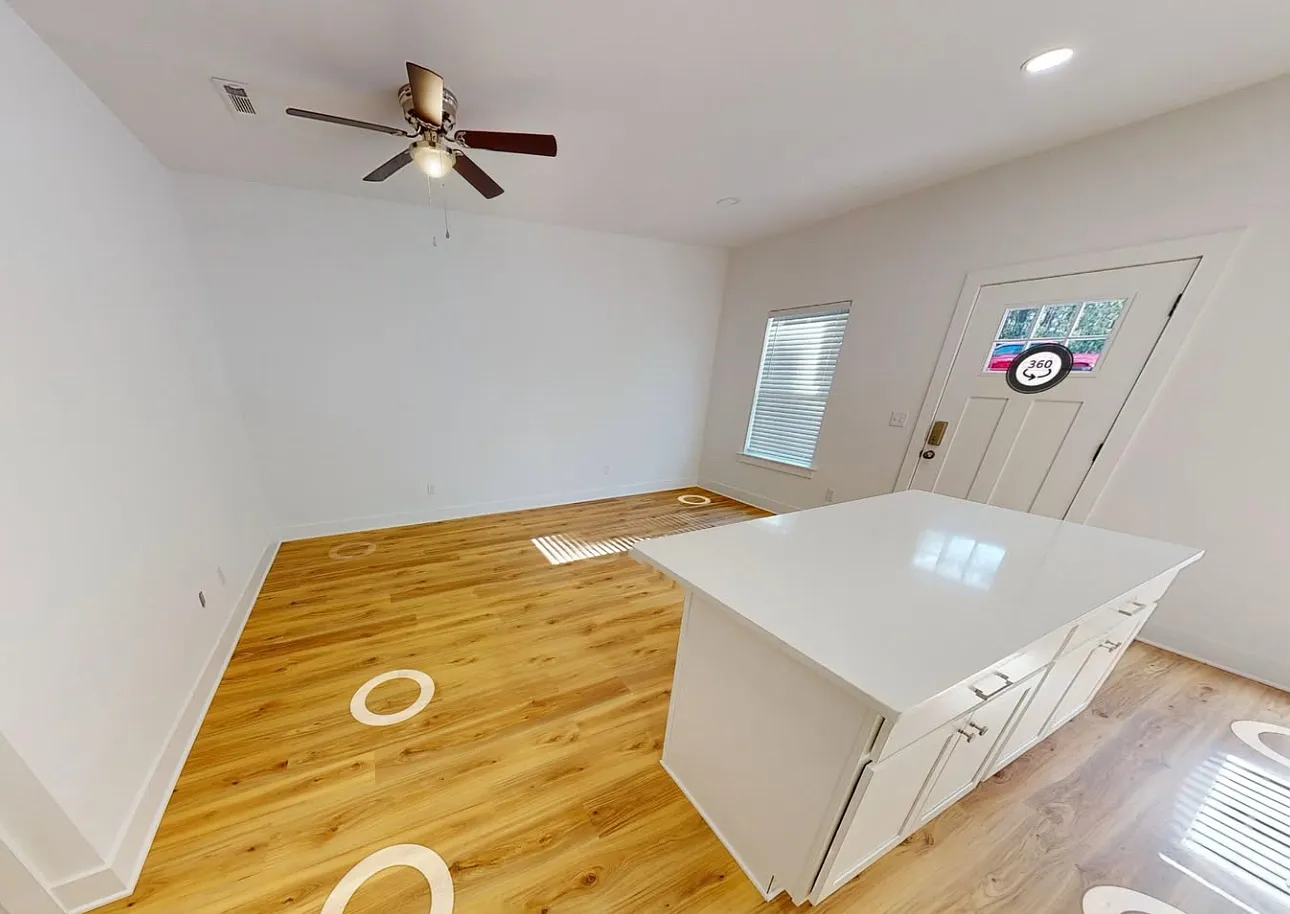 Modern 2 Bed/1 Bath Apartment — Photo 3