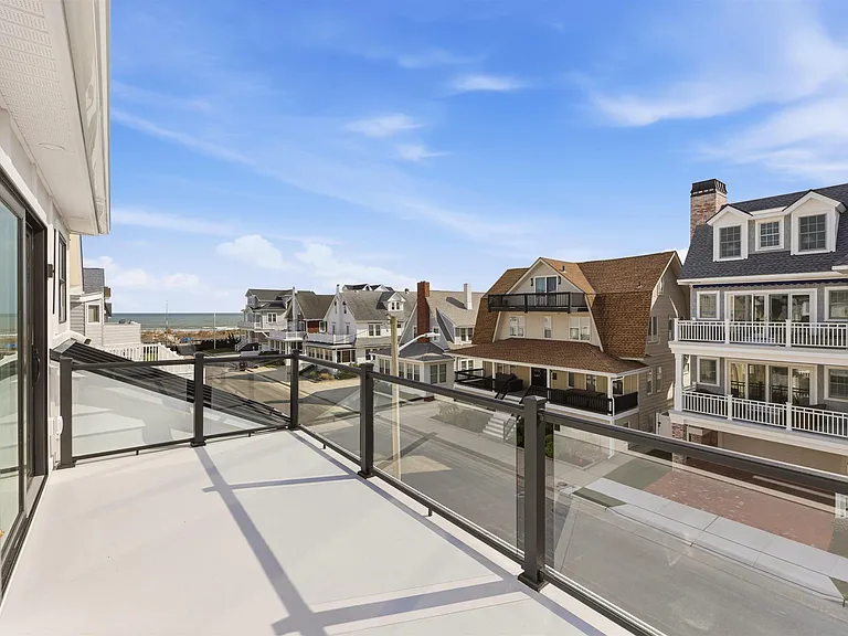 105 S Stratford Ave #BEACHBLOCK JULY AUG — Photo 48