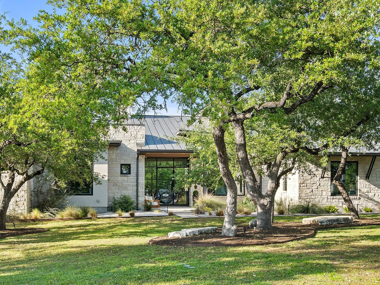5 bed, 4.5 bath, 4641 sqft, $9,450 — Photo 2