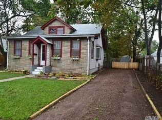 375 Earle St, Central Islip, NY 11722