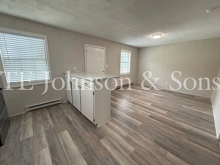 2550 Green Oaks Ct #B — Photo 3