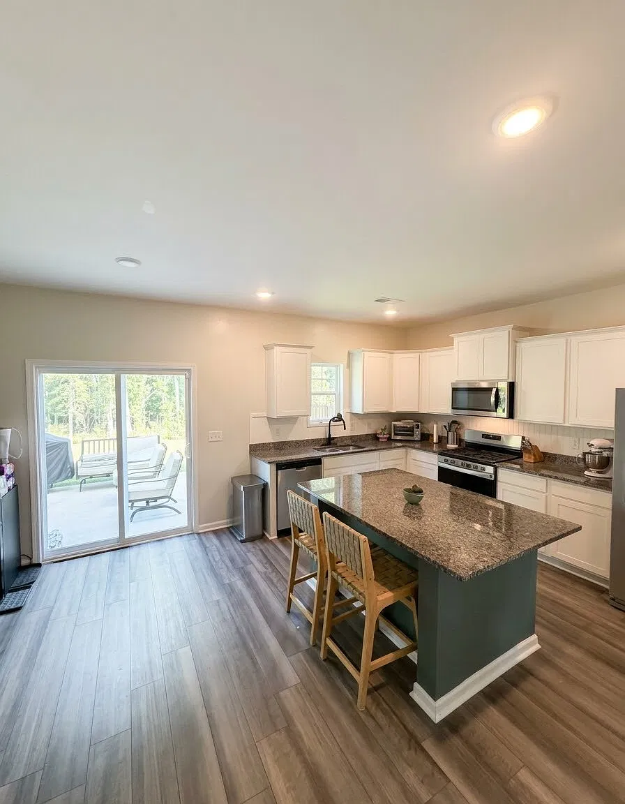 4 bed, 2.5 bath, 2100 sqft, $2,600 — Photo 2