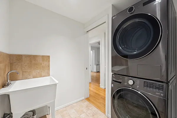 Laundry, photo 1