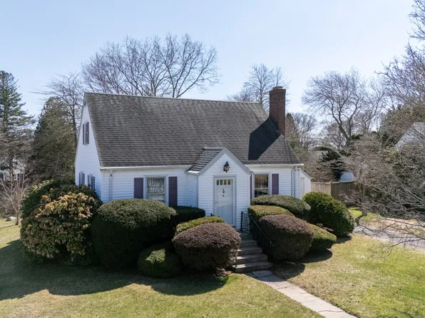 8 Maple Terrace, Waterford, CT 06385