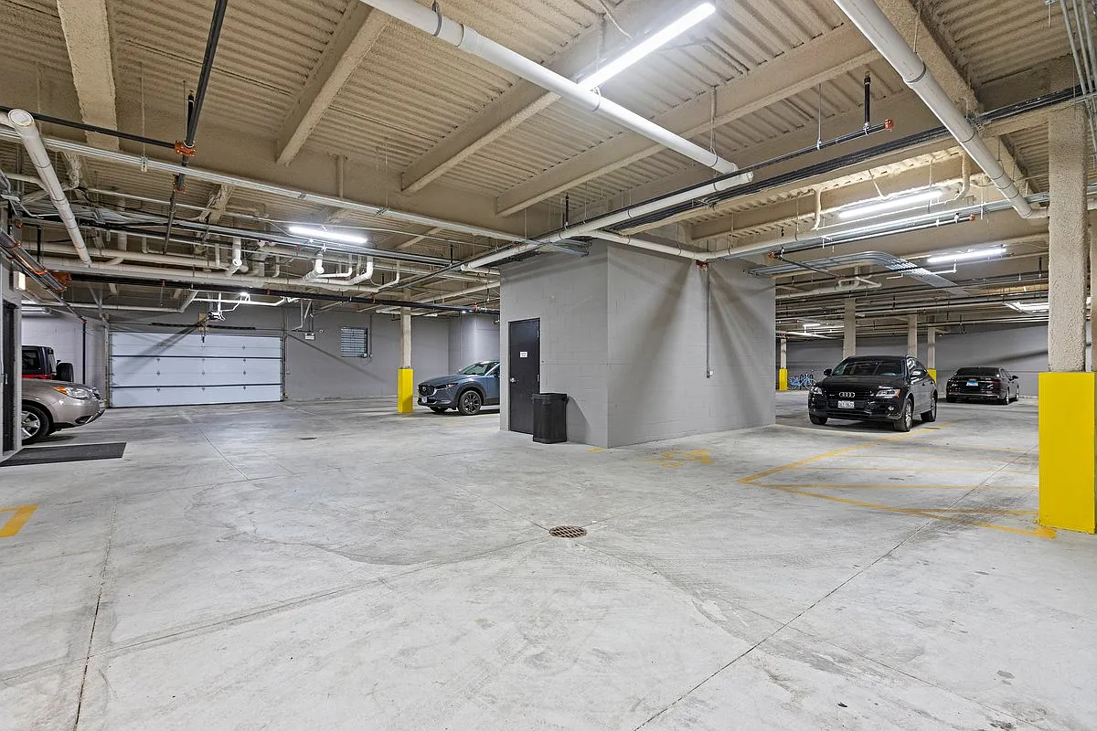 2317 N Clark — Photo 3