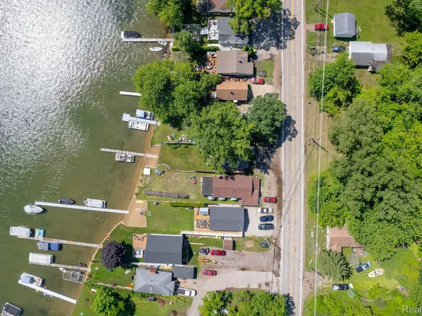 2876 N Duck Lake Rd, Highland, MI 48356