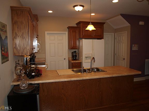 5th image of 325 Jamesway Dr