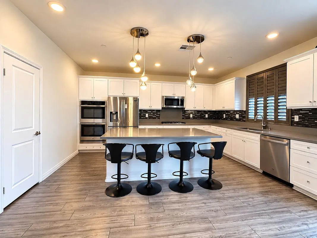 4 bed, 3.0 bath, 2590 sqft, $4,000 — Photo 2