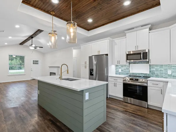 5718 Barkridge Dr, Granbury, TX 76048