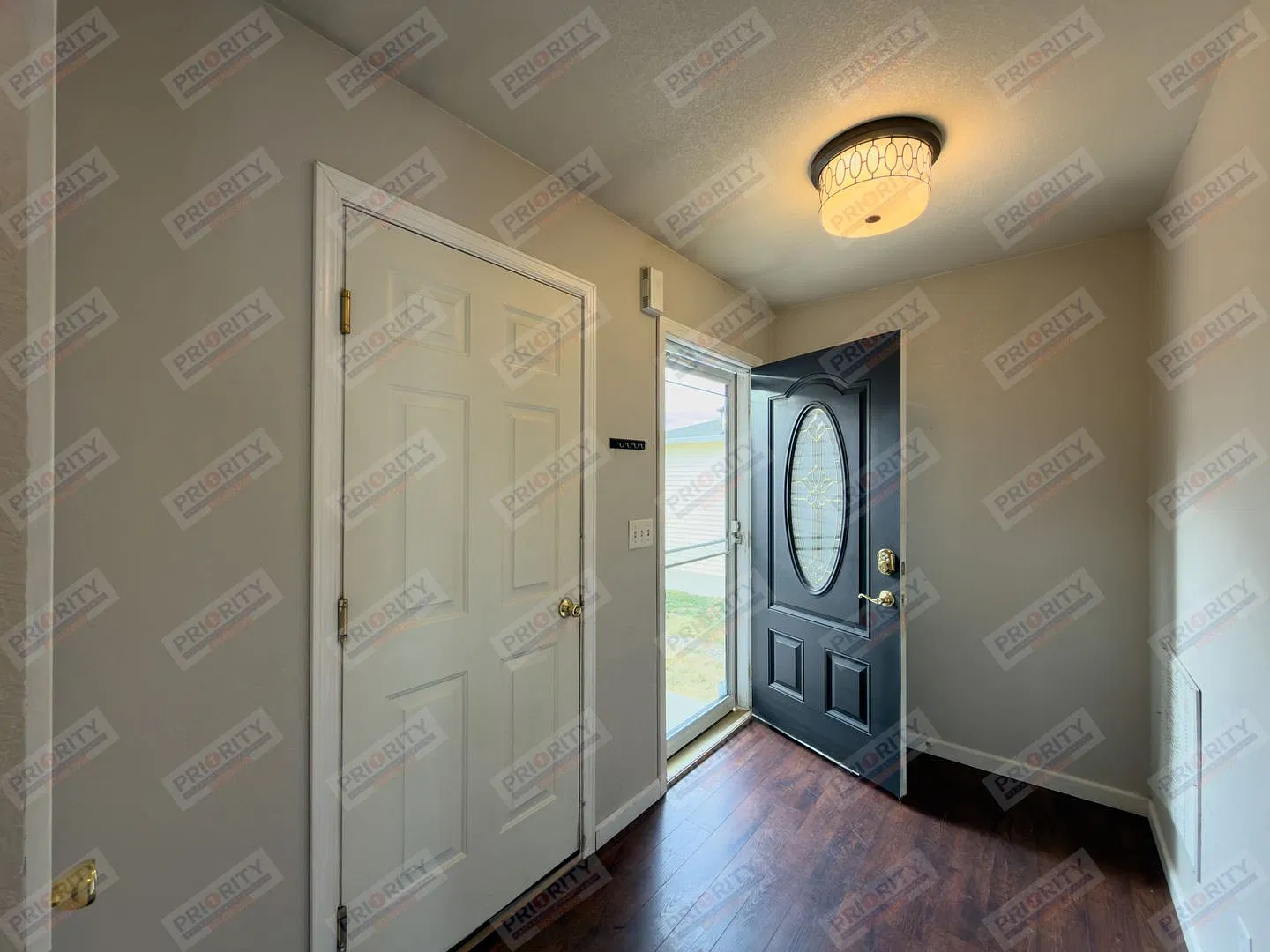 3 bed, 2.5 bath townhouse with a 2 car garage — Photo 2
