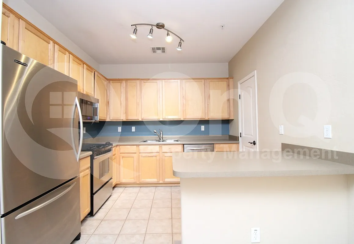 2 bed, 2.5 bath, 1329 sqft, $1,799 — Photo 3