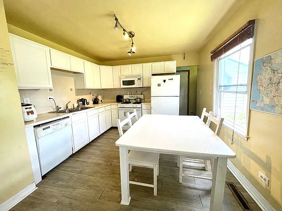 3rd image of 329 Cherry Ct