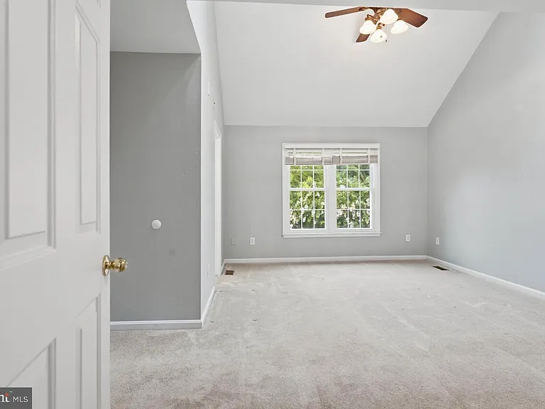 7035 Kings Manor Dr — Photo 31
