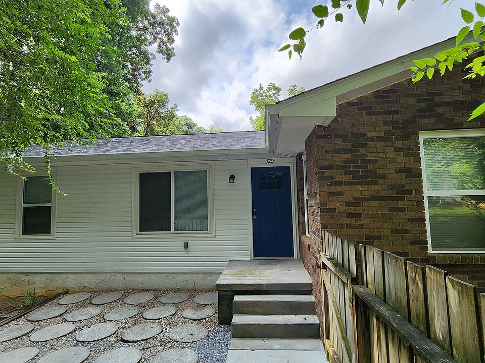 Front entrance back unit - stone patio - fully fenced backyard