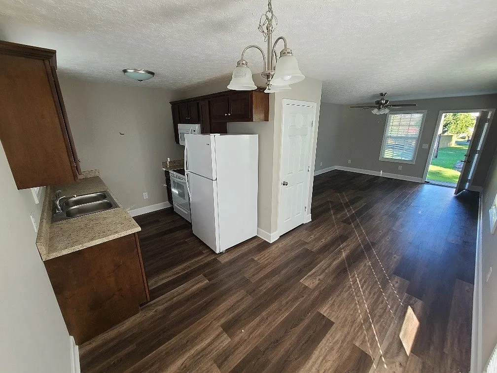 2 bed, 1.0 bath, 800 sqft, $1,350 — Photo 3