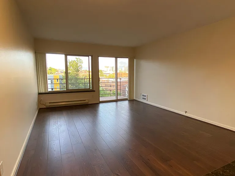 400 W Roy St #401 — Photo 5
