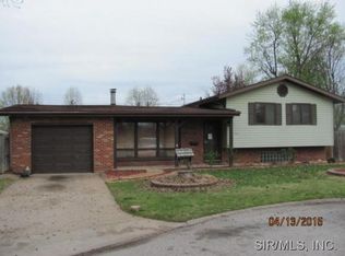 701 Purvis Dr, Wood River, IL 62095