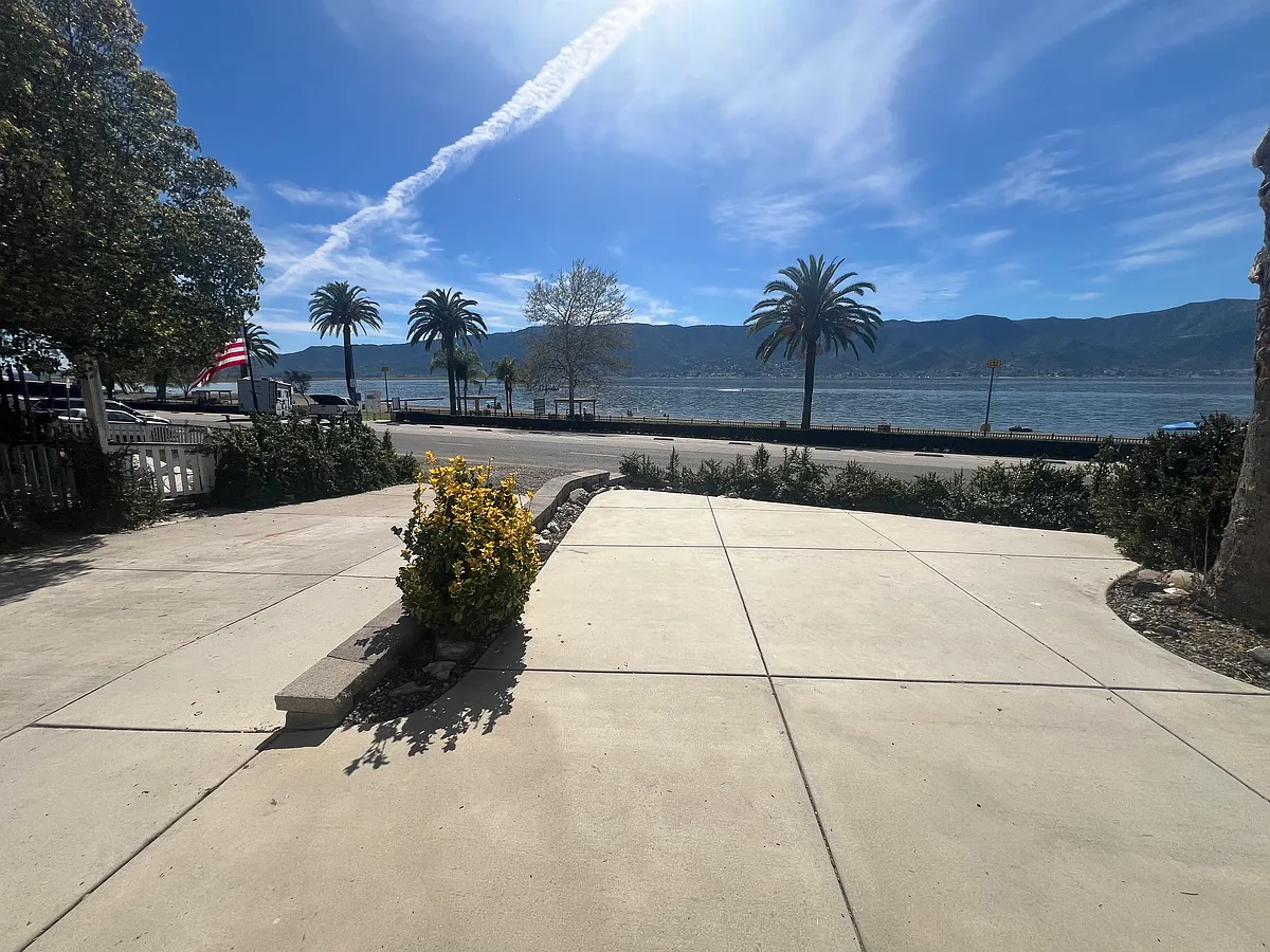 Building Photo - 609 W Lakeshore Dr