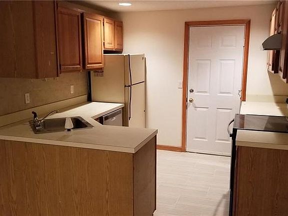 2nd image of 95 Park Pl APT 301