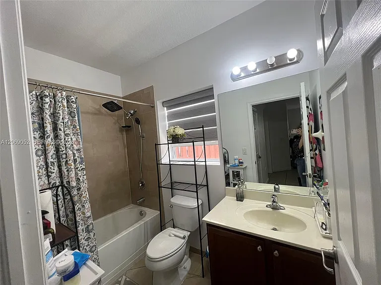 2410 NE 4th St — Photo 15