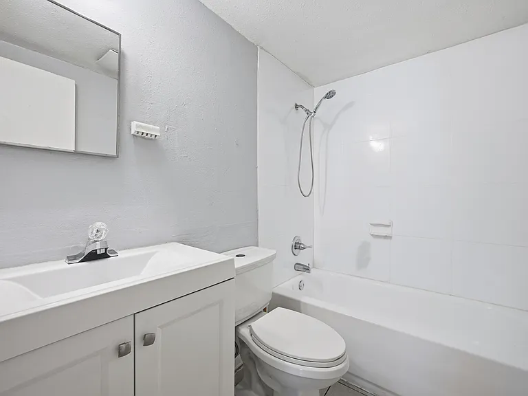 Lexington Court Community — Photo 12
