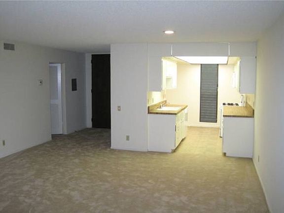 3rd image of 1414 Greenfield Ave APT 204