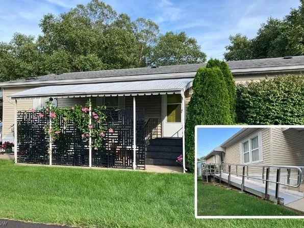 9 Corktree Dr, Olmsted Falls, OH 44138