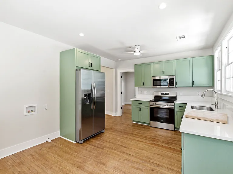 413 Meritta Ave — Photo 32