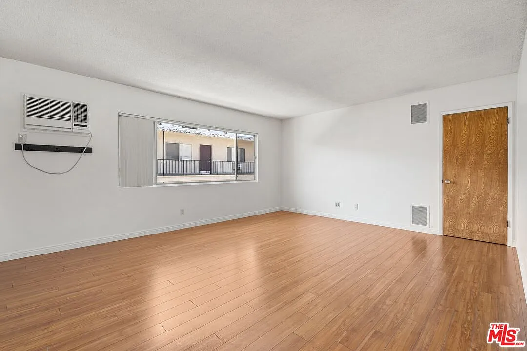 2 bed, 1.0 bath, 1000 sqft, $2,750 — Photo 3