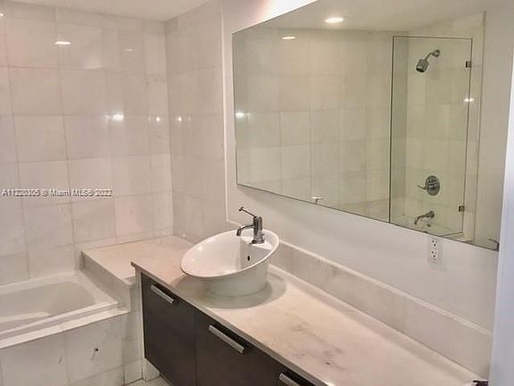 3rd image of 2950 NE 188th St APT 224