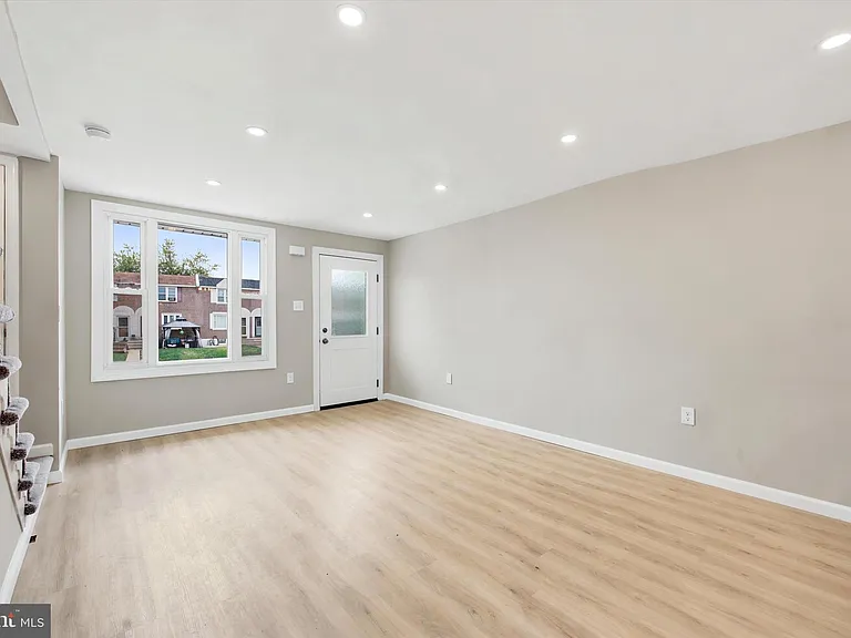 925 Maple Ave — Photo 4