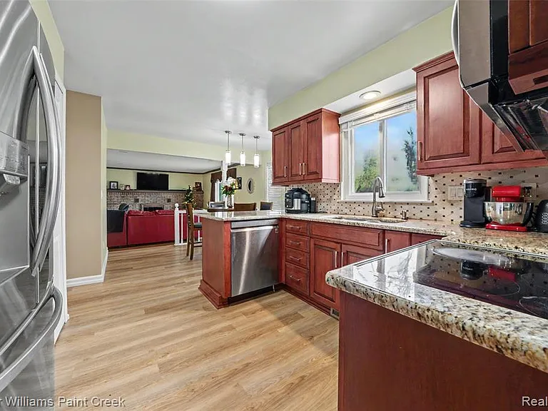 709 Denham Ln — Photo 7