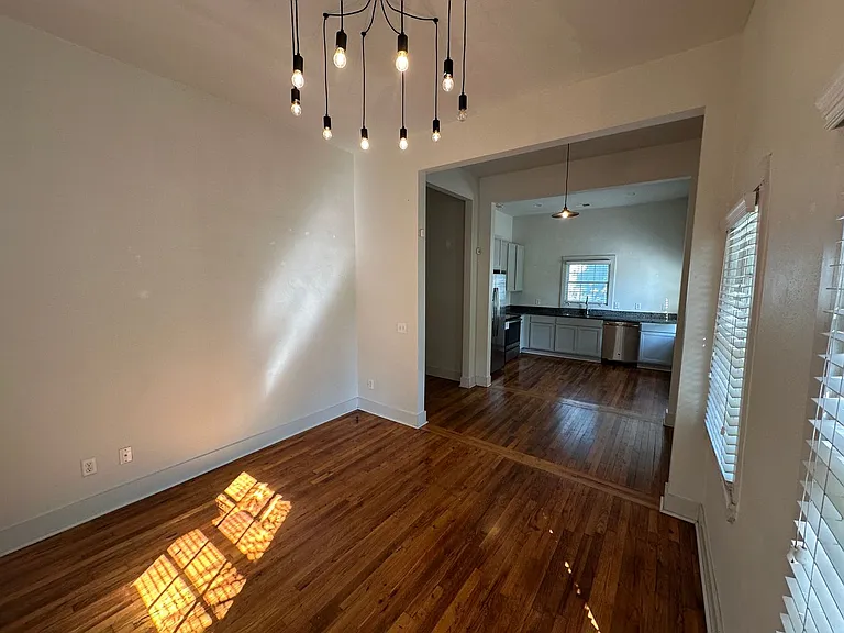 614 E Henry St — Photo 10