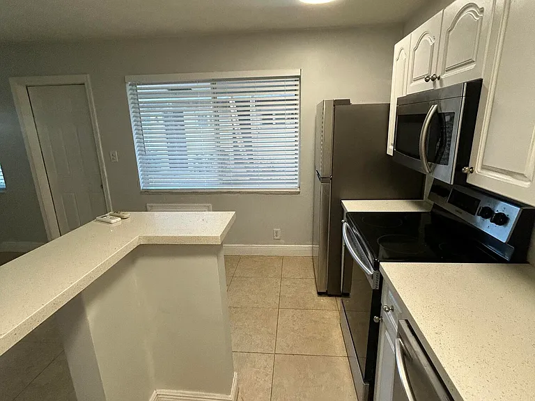 925 NE 17th Ave #1 — Photo 8