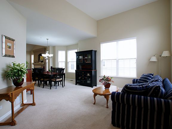 3rd image of 870 Savoy Ct