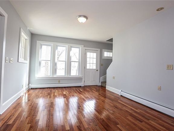 4th image of 391 Gibson St
