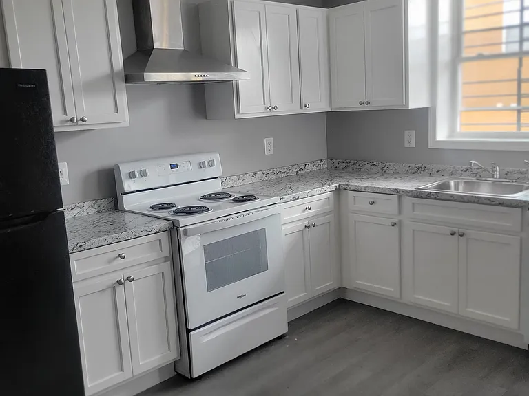 2637 E Madison St — Photo 1