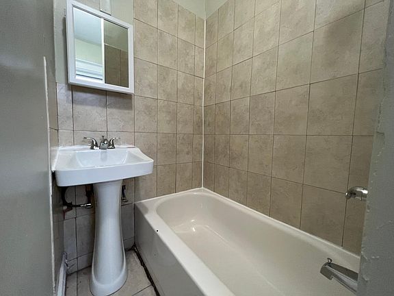 5th image of 902 S 17th St Floor 2