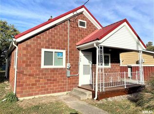 508 S Main St, Flora, IL 62839