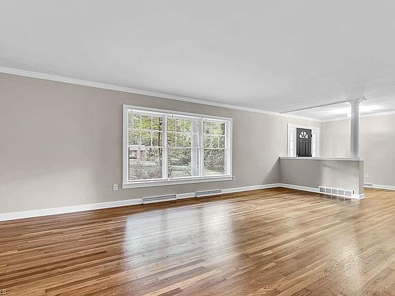 4th image of 513 Forestdale Dr