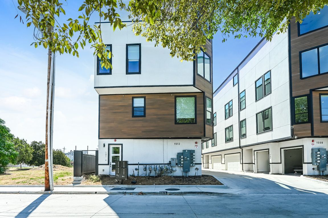 000-photo-front-view-15643134