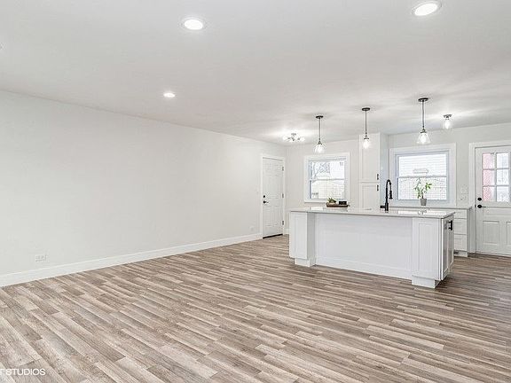 5th image of 1227 Yorkshire Dr