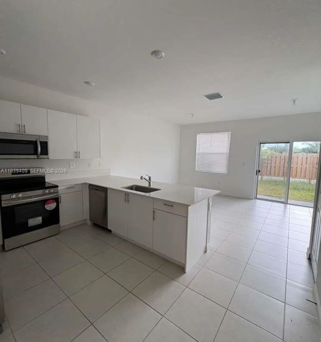 4 bed, 2.5 bath, 1599 sqft, $3,300 — Photo 2