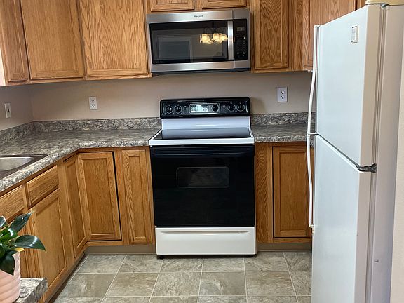 kitchen, includes, stove, microwave, dishwasher, disposal, refrigerator (laundry room w/d not included)