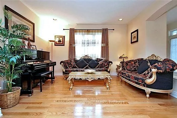 33 Golden Oak Ave — Photo 1