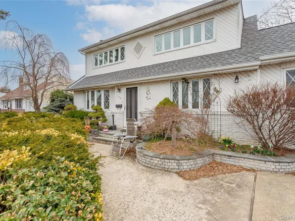 175 Wickfield Ln, North Babylon, NY 11703