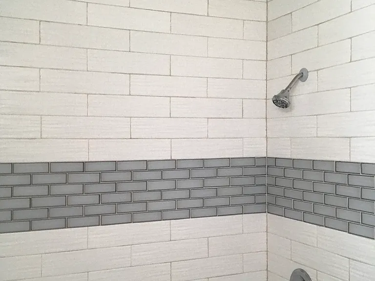 Newly renovated tile shower
Bano con regadera de azulejos recien renovada