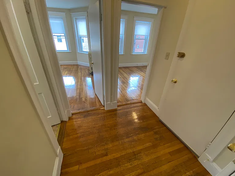 68 Woodstock Ave. — Photo 16