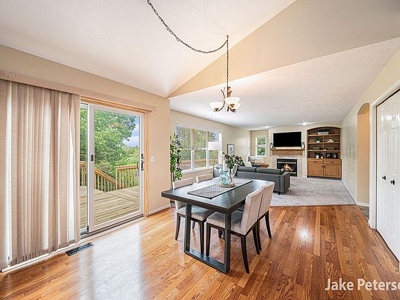4th image of 2130 Hartman Ct SE